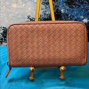 Bottega Veneta Woven Zip-Around Long Wallet in Tan made in Italy. VGC